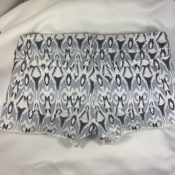 NWOT Guess Womens Shorts Aztec Print Raw Edge Sz30 - Picture 2 of 5